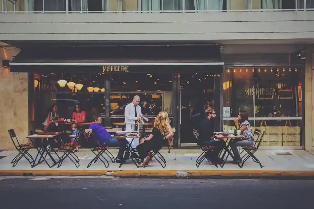Hotéis e restaurantes podem proibir a entrada de crianças? Saiba o que diz a lei