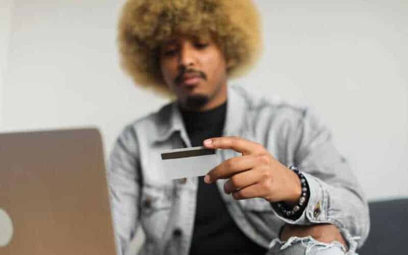 É legal oferecer empréstimo no cartão de crédito