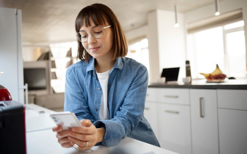 Por que mais brasileiros estão usando app para comprar dólar no lugar de casas de câmbio tradicionais